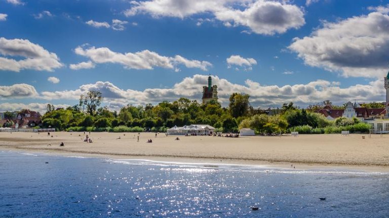 shutterstock_1696541116 Panoramic view of the Sopot beach during the autumn afternoon.jpg